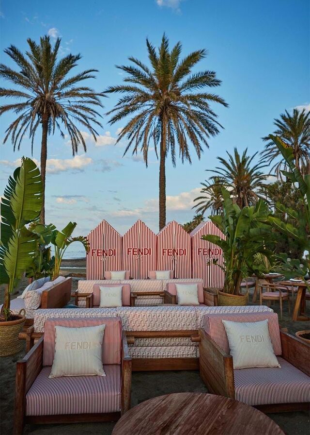 A estética da marca abrange todos os elementos do beach club, desde móveis, passando pelas almofadas e têxteis.