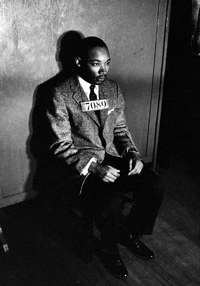 O líder americano dos direitos civis, Martin Luther King Jr., após ter sido preso por liderar um boicote em toda a cidade aos autocarros segregados, em 1956.