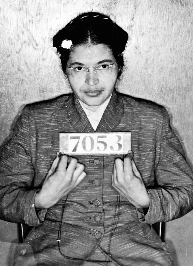 Foto da ativista americana dos direitos civis, Rosa Parks, após a sua prisão em fevereiro de 1956, durante o boicote aos autocarros de Montgomery.