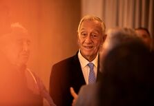 Beijos, cadeiras e decotes