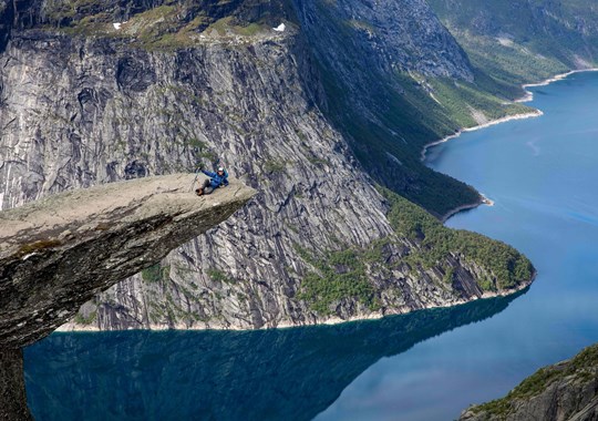 Noruega passa a ter uma escalada com acesso ao penhasco à beira-mar mais alto da Europa