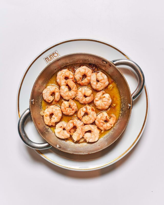 O cardápio de marisco é variado e fresco. Aqui, Gambas Al Ajillo.