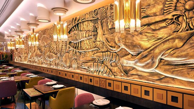 A decoração é sumptuosa, inspirada na Art Deco.