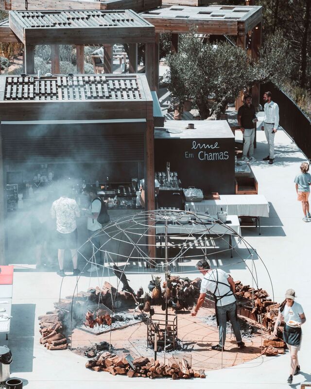 Alexandre Silva em um evento, localizado no EMME. Um jantar inteiramente cozinhado no fogo, ao vivo, em direto, e acompanhado por boa música.