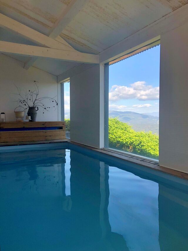 Como lazer, é possível disfrutar da piscina interior aquecida com vista para o vale.