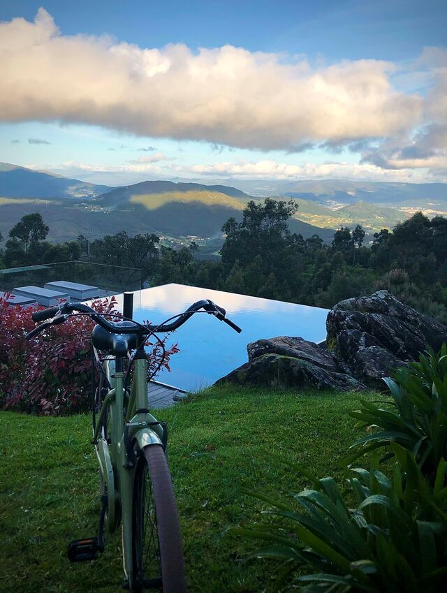Para os dias mais quentes, é possível aproveitar a piscina exterior com a vista panorâmica para o deslumbrante vale.