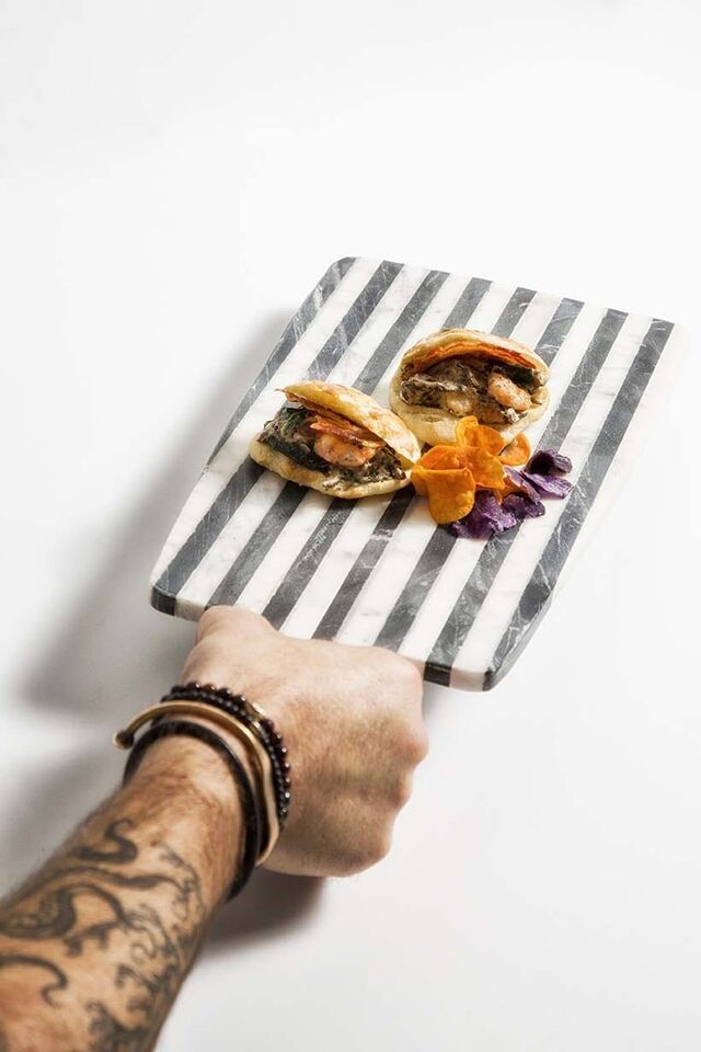 Pitas finas com camarão, espinafres, cogumelos e pancetta.