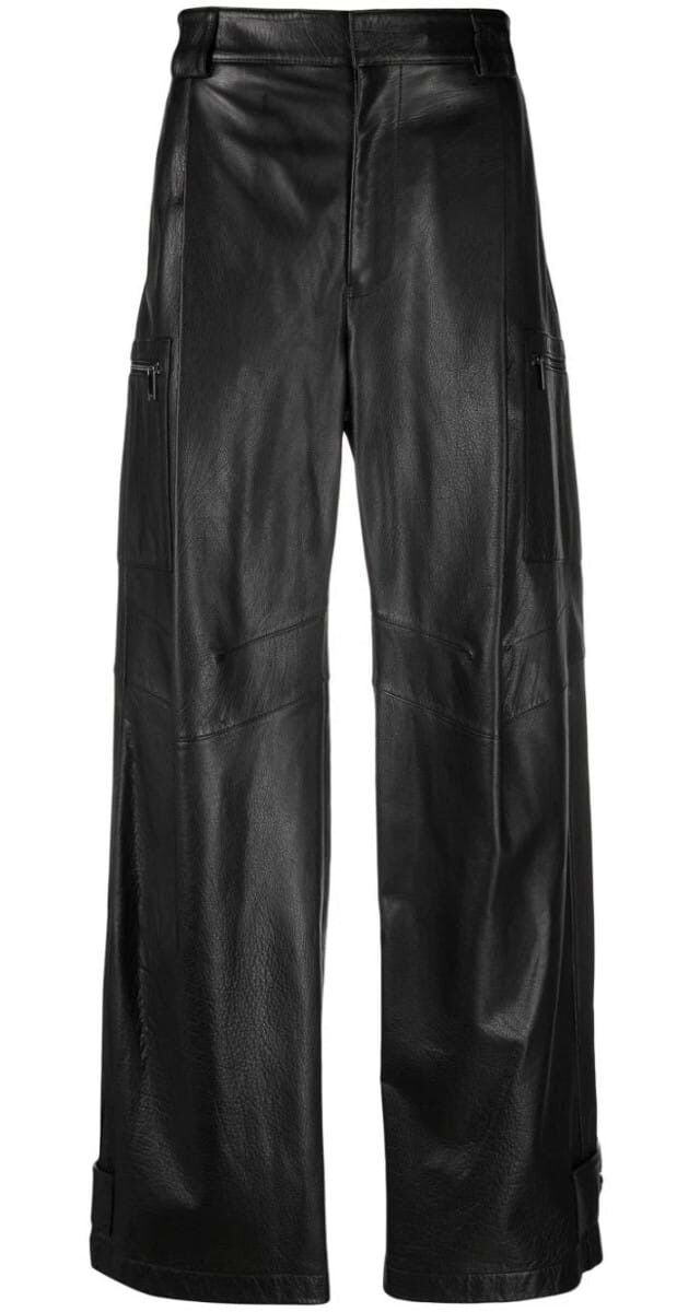 Calças em pele, €1056, Emporio Armani na Farfetch.