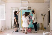 Esta exposição acontece num apartamento em construção