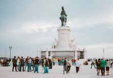 Mais turistas a caminho de Lisboa no outono