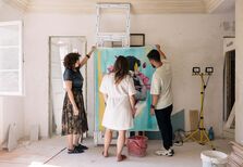 Esta exposição acontece num apartamento em construção