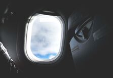 Inchaço a viajar de avião: o que fazer e como o evitar