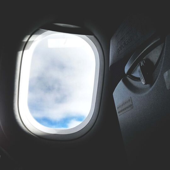 Inchaço a viajar de avião: o que fazer e como o evitar