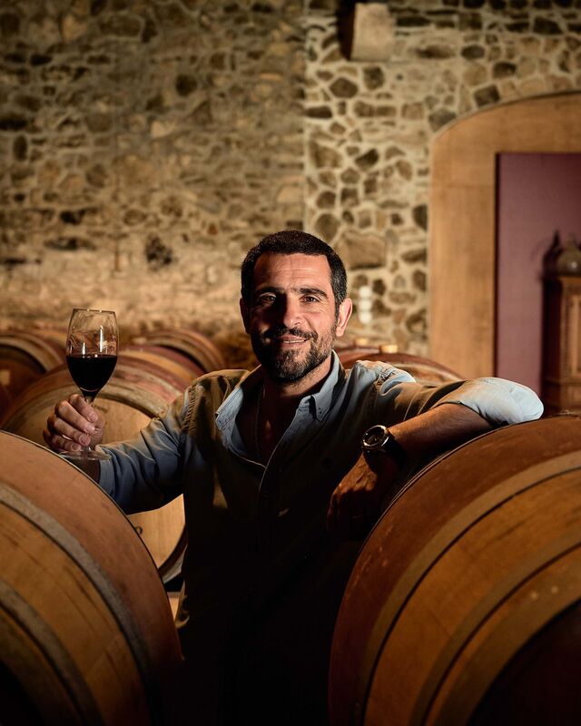 Uma paixão que já vinha de à muito pelo seu pai, Francisco Bento dos Santos, reúne a mesma paixão que o pai e torna-se responsável pela Quinta do Monte d'Oiro.