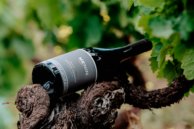O produtor recomenda que este vinho seja servido numa temperatura de 16 a 18ºC. O preço excessivo de 50€, traduz-se ao elevado custo de produção e à qualidade do vinho.