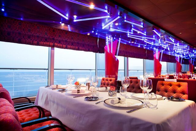 Este navio de cruzeiro dispõe de uma sala privada com linhas depuradas, onde três chefs Michelin foram convidados a preparar uma viagem gastronómica à sua imagem.