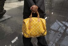 Pharrell Williams e Louis Vuitton lançam uma carteira de 1 milhão de dólares  