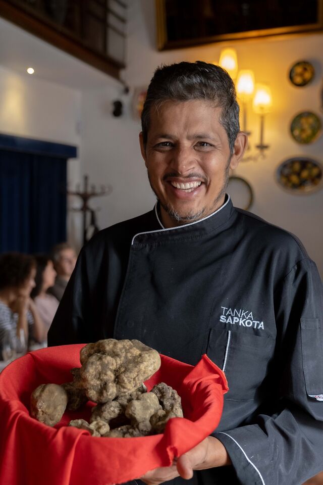 O Chef Tanka Sapkota e a trufa branca de Alba que viajou de avião no colo da fornecedora
