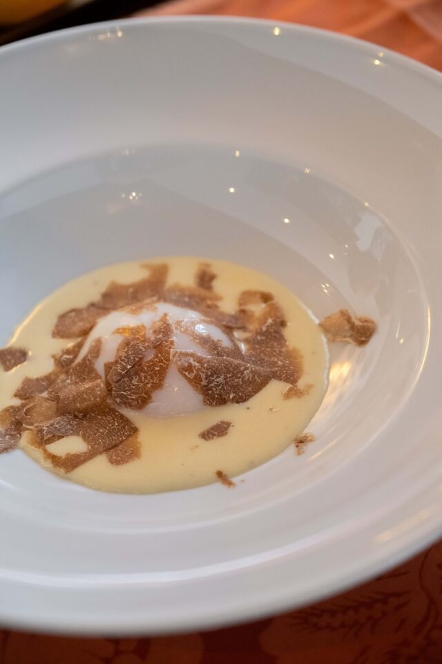 Entrada: creme de queijo e batata com ovo cozido e trufa branca de Alba