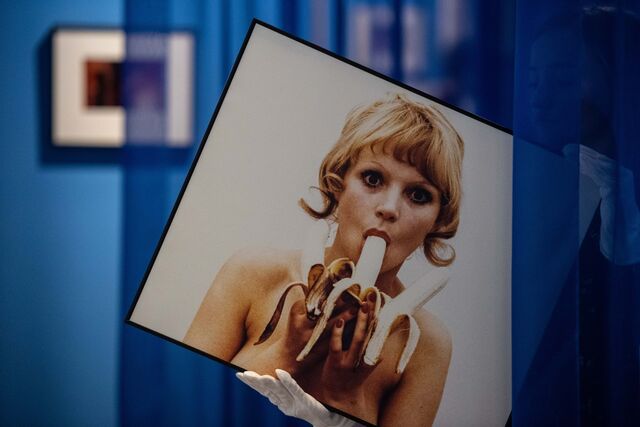Uma imagem da série "Consumer Art", 1972-1975, obra de Natalia LL