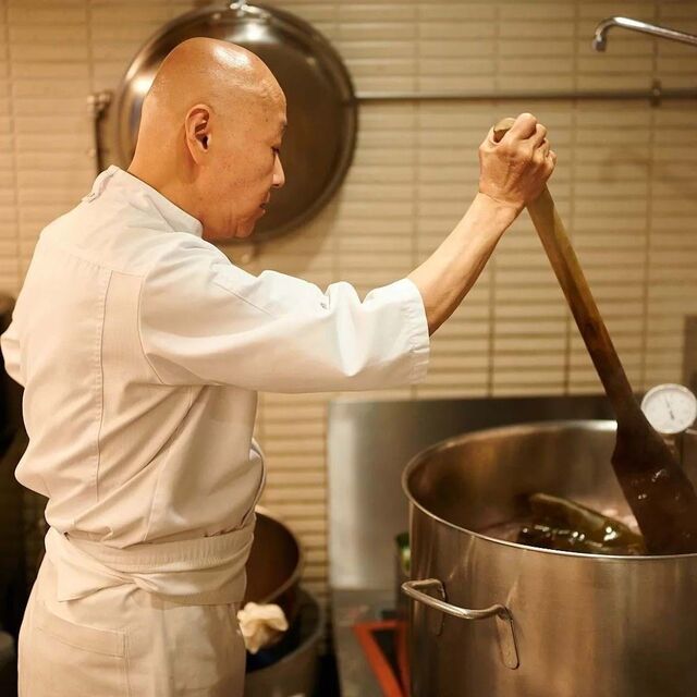 Chef a preparar a sopa