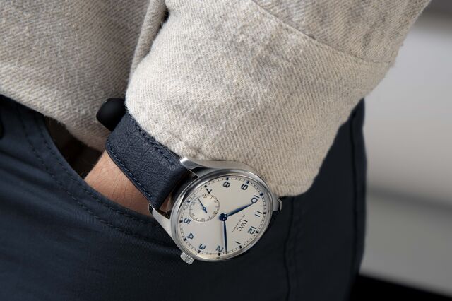 IWC Português – Com aquilo que parece ser uma bracelete em couro, mas que é, na realidade, em Timbertex, um composto produzido com 80% de materiais à base de plantas retirados da limpeza de florestas europeias. Uma parceria com a Forest Stewardship Council (FSC). Caixa em aço 85% reciclado e calibre automático 82200, com 60 horas de reserva de marcha.