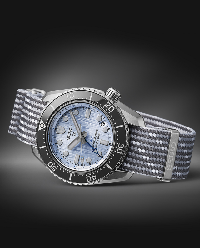 Save the Oceans Movimento automático 6R54, com 72 horas de reserva de marcha e caixa de 42 mm, 2º ponteiro de 24 horas com função GMT. Esta edição inspirada num relógio de mergulho de 1968, vem com bracelete em aço e pulseira de tecido feita 100% de garrafas recicladas.