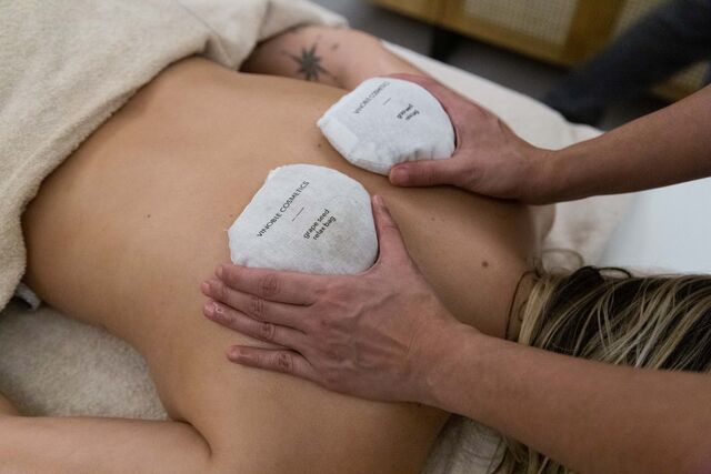 Tratamento Vinoterapia Immerso, com almofadas com grainhas de uva