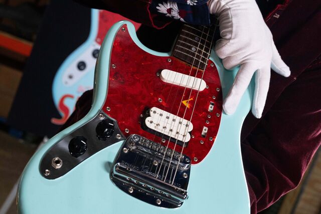 A Fender SkyStang 1, modelo para canhotos desenvolvido pelo próprio músico a partir da original Mustang.