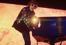 Tom Cridland: homem dos mil ofícios canta Elton John
