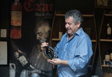 Pode um vinho de 7.500 euros ser barato? Depende do que estiver no interior