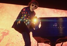 Tom Cridland: homem dos mil ofícios canta Elton John