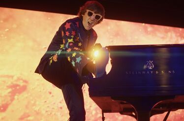 Tom Cridland: homem dos mil ofícios canta Elton John