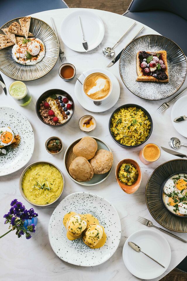 "Num conceito de buffet que vai desde um pequeno-almoço clássico, continental ou inglês, a delícias mediterrânicas, do Médio Oriente, da Índia, Tailândia, Japão…"