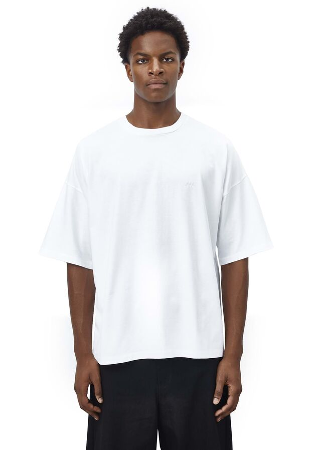 T-shirts, hoodies e sweats feitas a partir de materiais sustentáveis e conscientes