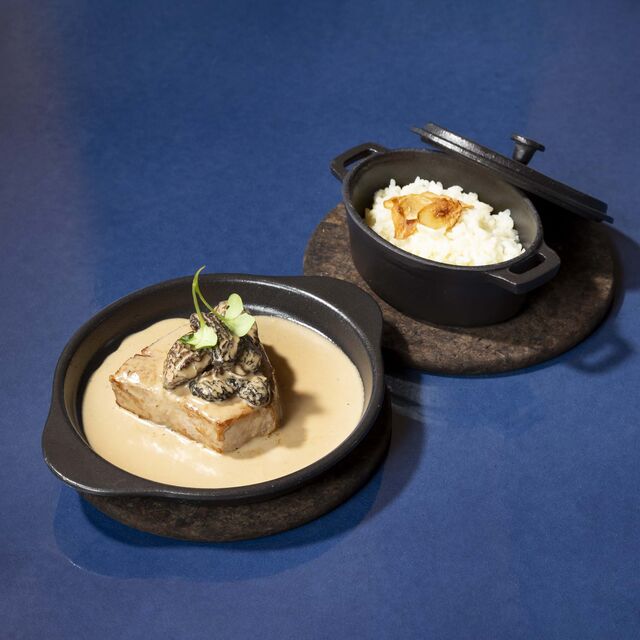 Bife de atum com cogumelos.