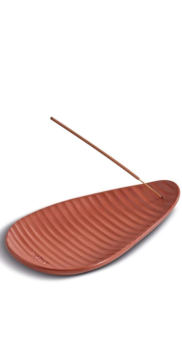 Conjunto de incenso Tomato Leaves, com base e 25 paus de incenso, €160, Loewe