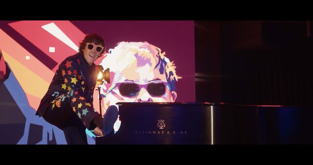 Tom Cridland quer homenagear não apenas Elton John, mas os outros músicos da banda