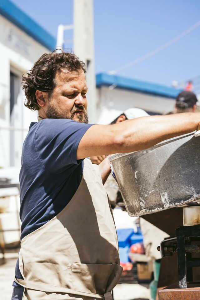 João Rodrigues no Residência, na Lourinhã, com uma grande panela de caldeirada
