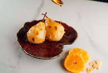 Receita. Pera Rocha em calda de Alvarinho, raspa de tangerina e especiarias do chef Julien Montbabut