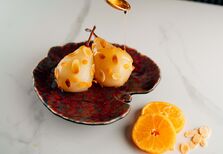 Receita. Pera Rocha em calda de Alvarinho, raspa de tangerina e especiarias do chef Julien Montbabut