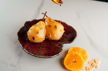 Receita. Pera Rocha em calda de Alvarinho, raspa de tangerina e especiarias do chef Julien Montbabut