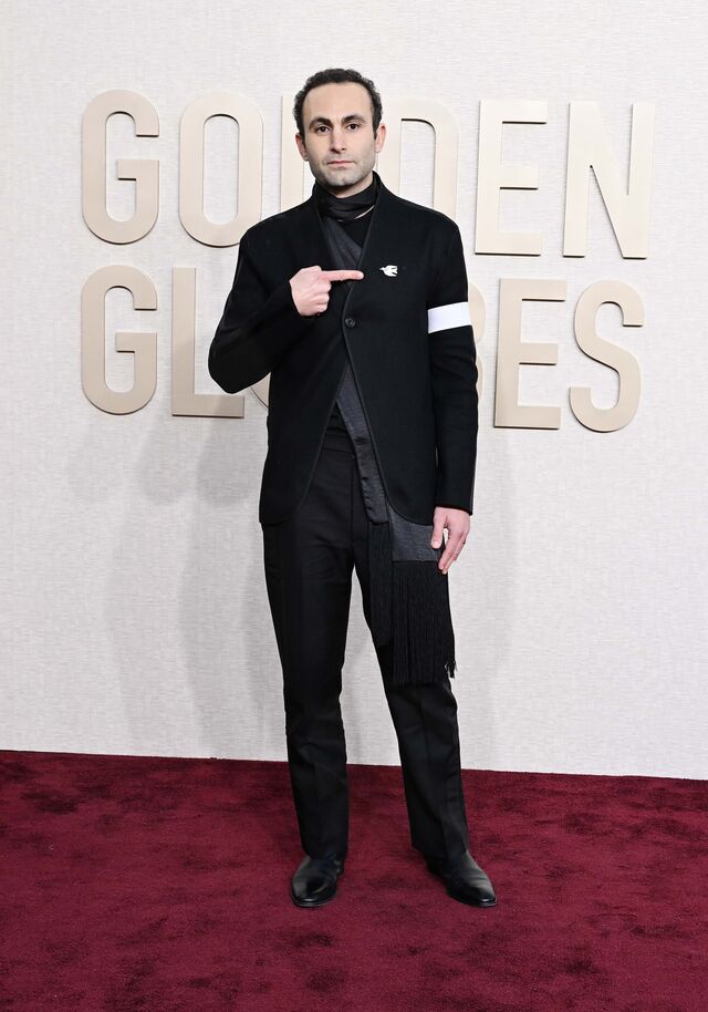 Khalid Abdalla em Giorgio Armani.