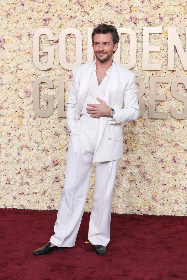Jonathan Bailey em Givenchy.