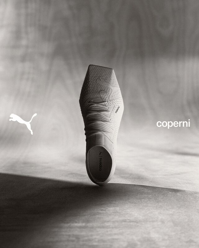 O Global Creative Director da PUMA, Heiko Desens, sublinha a abordagem de alto desempenho, enfatizando a ponta quadrada do sapato como uma característica distintiva.