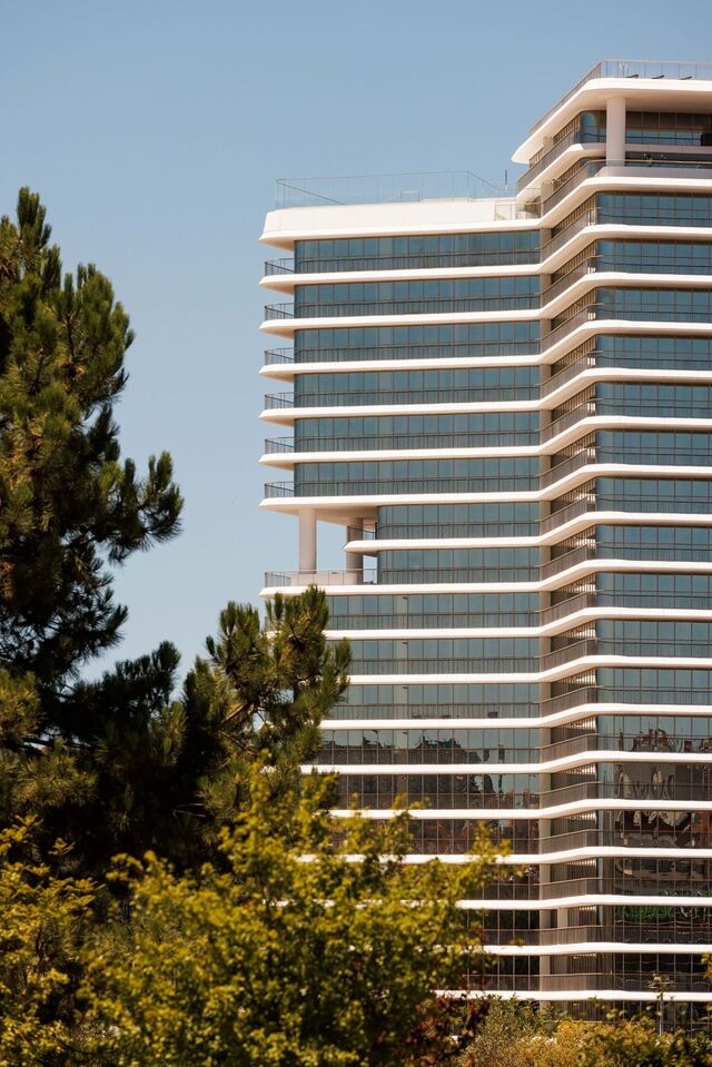 Erguendo-se majestosamente em Sete Rios, este edifício de 26 pisos e mais de 50.000 m2 de área de construção não é apenas uma obra-prima visual, mas também um símbolo de luxo e sofisticação.