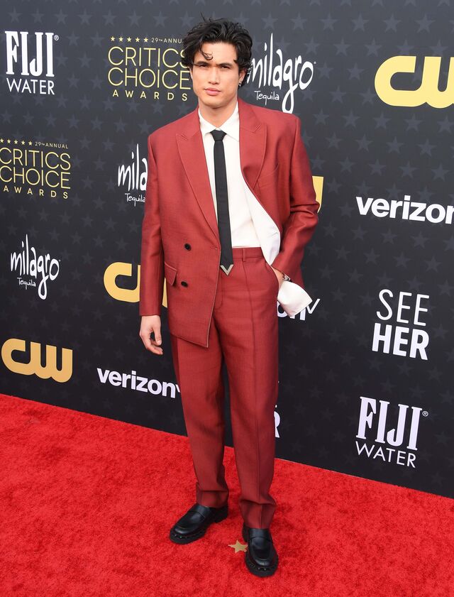 Charles Melton em Valentino.