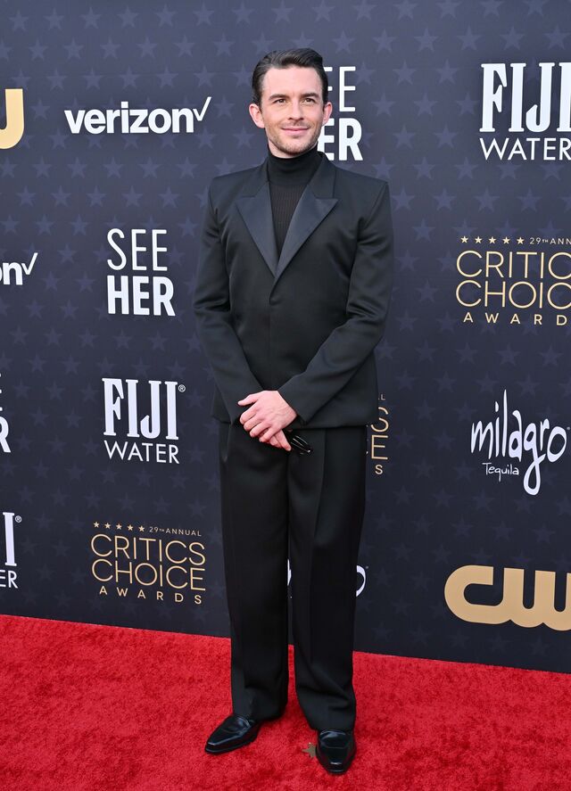 Jonathan Bailey em Givenchy.