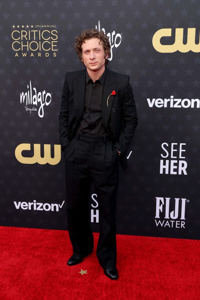 Jeremy Allen White em Saint Laurent.
