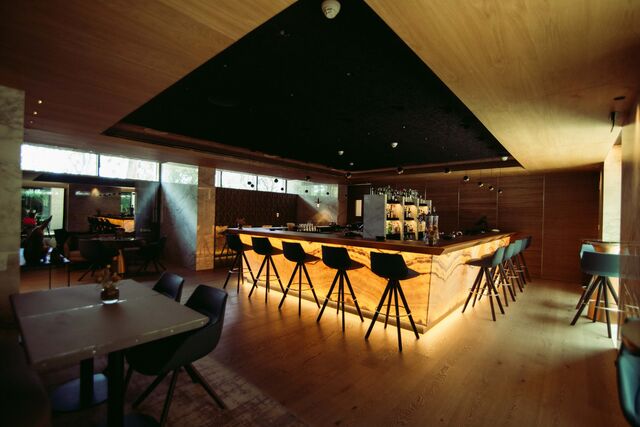 Em termos de decoração é minimal, elegante e harmonioso, e divide-se em três pisos.